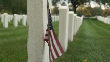 Ulusal Mezarlıkta gün batımında Amerikan bayrağı taşıyan mezarlar. Bilinmeyen asker mezarı. Gazi mezarlığı ve Amerikan bayrağı. Askeri Değerlendirme Tatil Konsepti