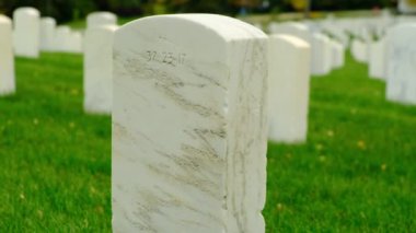 Amerikan askeri mezarlığı iç savaş sırasında kuruldu. Anma Günü 'nde Amerikan gazilerinin mezarları, Ulusal Mezarlık, İkinci Dünya Savaşı için Amerikan askeri mezarlığı. Yazın Amerikan gazi mezarlığı