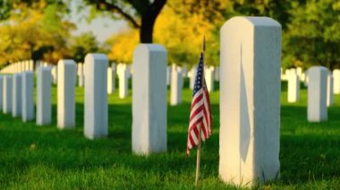 Ulusal Mezarlıkta gün batımında Amerikan bayrağı taşıyan mezarlar. Bilinmeyen asker mezarı. Gazi mezarlığı ve Amerikan bayrağı. Askeri Değerlendirme Tatil Konsepti