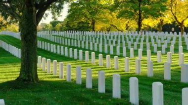 Amerikan askeri mezarlığı iç savaş sırasında kuruldu. Anma Günü 'nde Amerikan gazilerinin mezarları, Ulusal Mezarlık, İkinci Dünya Savaşı için Amerikan askeri mezarlığı. Yazın Amerikan gazi mezarlığı