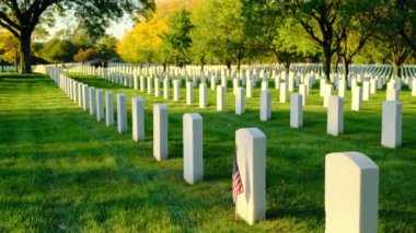 Ulusal Mezarlıkta gün batımında Amerikan bayrağı taşıyan mezarlar. Bilinmeyen asker mezarı. Gazi mezarlığı ve Amerikan bayrağı. Askeri Değerlendirme Tatil Konsepti