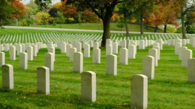 Amerikan askeri mezarlığı iç savaş sırasında kuruldu. Anma Günü 'nde Amerikan gazilerinin mezarları, Ulusal Mezarlık, İkinci Dünya Savaşı için Amerikan askeri mezarlığı. Yazın Amerikan gazi mezarlığı