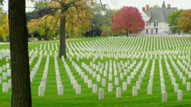Amerikan askeri mezarlığı iç savaş sırasında kuruldu. Anma Günü 'nde Amerikan gazilerinin mezarları, Ulusal Mezarlık, İkinci Dünya Savaşı için Amerikan askeri mezarlığı. Yazın Amerikan gazi mezarlığı
