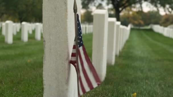 Členové Hroby Americkými Vlajkami Při Západu Slunce Národním Hřbitově Neznámý — Stock video