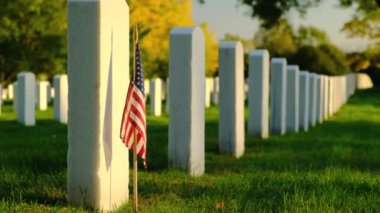 Ulusal Mezarlıkta gün batımında Amerikan bayrağı taşıyan mezarlar. Bilinmeyen asker mezarı. Gazi mezarlığı ve Amerikan bayrağı. Askeri Değerlendirme Tatil Konsepti