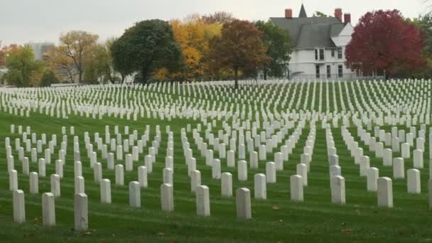 南北战争期间建立的美国军事公墓 美国退伍军人在阵亡将士纪念日的坟墓 国家公墓 二战美国军人公墓 夏天的美国老兵公墓 — 图库视频影像