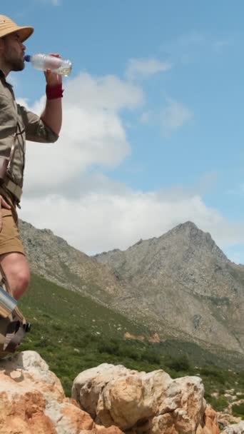 Dağlarda Yürüyüş Yapan Bir Adam Plastik Bir Şişeden Içer Sırt — Stok video