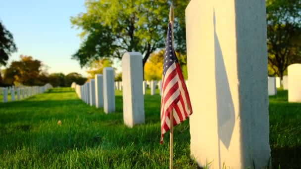 Leden Graven Met Amerikaanse Vlaggen Bij Zonsondergang National Cemetery Onbekend — Stockvideo
