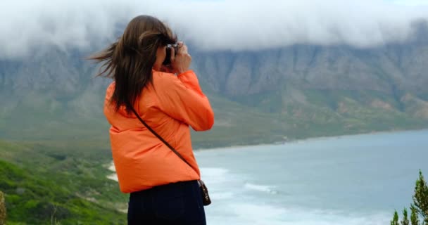 Wędrówki Górach Kobieta Podróżuje Plecakiem Wędrówki Górach Podróż Przygoda Relaks — Wideo stockowe