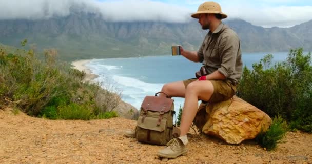 Homem Viajante Bebe Café Com Vista Para Paisagem Montanha Jovem — Vídeo de Stock