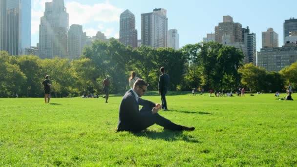 Портрет Красивого Бізнесмена Відпочиває Парку Бізнесмен Міському Парку Обідаючи Розбиває — стокове відео