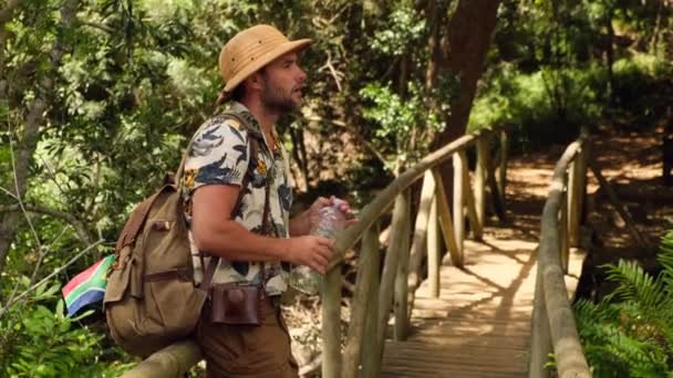 Чоловічий Турист Шортах Сорочці Воду Пластикової Пляшки Джунглях Пішохідний Чоловік — стокове відео