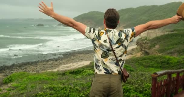 Muž Cestující Hrdě Drží Americkou Vlajku Turista Muž Slaví Usa — Stock video