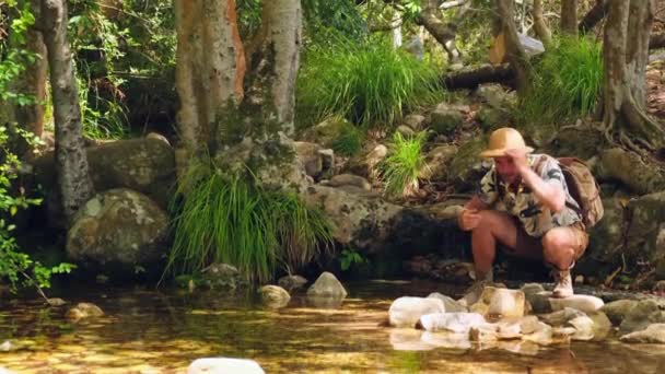 Muž Batohem Oblečený Aktivní Trekking Oblečení Turistické Pobyt Blízkosti Horské — Stock video