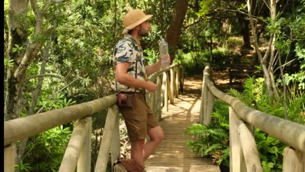 Een Mannelijke Toerist Korte Broek Shirt Drinkt Water Uit Een — Stockvideo