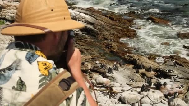 Viajero Masculino Sombrero Safari Con Una Cámara Toma Una Foto — Vídeo de stock