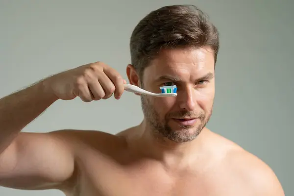 Man Tillämpa Tandkräm Borste Badrummet Närbild Attraktiv Man Tittar Ner Stockbild