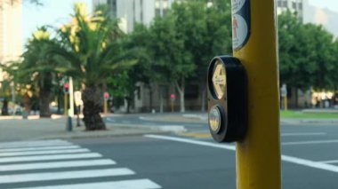 Eller ve ok düğmesi, yaya geçidi sinyali için şehir dışında güvenli bir yolculuk için. Ulaşım, yön ve yaya koruma için caddede. Yaya yaya yaya geçidi düğmesine basıyor.