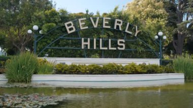 Beverly Hills California 'ya park et. Beverly Hills tabelası Batı Hollywood 'da Rodeo Drive yakınlarında bir parkta.