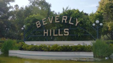 Beverly Hills California 'ya park et. Beverly Hills tabelası Batı Hollywood 'da Rodeo Drive yakınlarında bir parkta.