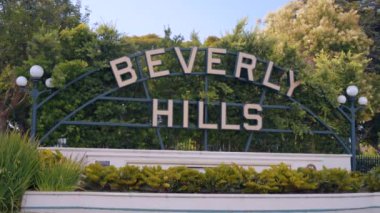 Beverly Hills California 'ya park et. Beverly Hills tabelası Batı Hollywood 'da Rodeo Drive yakınlarında bir parkta.