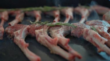 Misket tahtasında ızgara kuzu pirzolası. Biberiyeli Fransız Kuzu Pirzolası. Izgaradaki Kuzu Rack. Baharatlı domuz pirzolası ızgarada kızartılıyor.