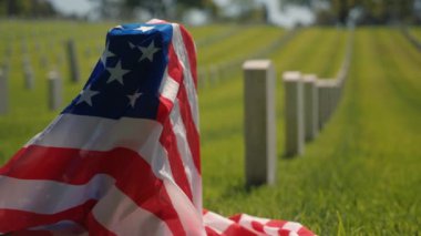 Ulusal Mezarlıkta gün batımında Amerikan bayrağı taşıyan mezarlar. Bilinmeyen asker mezarı. Gazi mezarlığı ve Amerikan bayrağı. Askeri Değerlendirme Tatil Konsepti