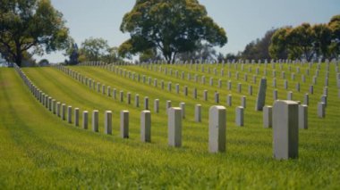 Amerikan askeri mezarlığı iç savaş sırasında kuruldu. Anma Günü 'nde Amerikan gazilerinin mezarları, Ulusal Mezarlık, İkinci Dünya Savaşı için Amerikan askeri mezarlığı. Yazın Amerikan gazi mezarlığı