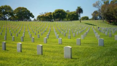 2. Dünya Savaşı Amerikan askeri mezarlığı. Yazın Amerikan gazi mezarlığı. Los Angeles Ulusal Mezarlığı 'nda Anma Günü. ABD Savaş Ölüleri Anma Günü