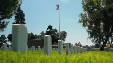 2. Dünya Savaşı Amerikan askeri mezarlığı. Yazın Amerikan gazi mezarlığı. Los Angeles Ulusal Mezarlığı 'nda Anma Günü. ABD Savaş Ölüleri Anma Günü