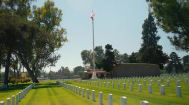 2. Dünya Savaşı Amerikan askeri mezarlığı. Yazın Amerikan gazi mezarlığı. Los Angeles Ulusal Mezarlığı 'nda Anma Günü. ABD Savaş Ölüleri Anma Günü