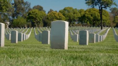 Amerikan askeri mezarlığı iç savaş sırasında kuruldu. Anma Günü 'nde Amerikan gazilerinin mezarları, Ulusal Mezarlık, İkinci Dünya Savaşı için Amerikan askeri mezarlığı. Yazın Amerikan gazi mezarlığı