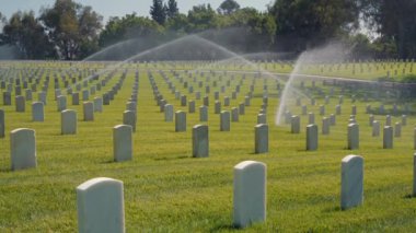 Amerikan askeri mezarlığı iç savaş sırasında kuruldu. Anma Günü 'nde Amerikan gazilerinin mezarları, Ulusal Mezarlık, İkinci Dünya Savaşı için Amerikan askeri mezarlığı. Yazın Amerikan gazi mezarlığı