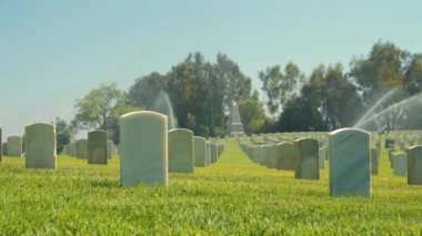 2. Dünya Savaşı Amerikan askeri mezarlığı. Yazın Amerikan gazi mezarlığı. Los Angeles Ulusal Mezarlığı 'nda Anma Günü. ABD Savaş Ölüleri Anma Günü 11 Eylül
