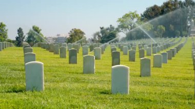 Amerikan askeri mezarlığı iç savaş sırasında kuruldu. Anma Günü 'nde Amerikan gazilerinin mezarları, Ulusal Mezarlık, İkinci Dünya Savaşı için Amerikan askeri mezarlığı. Yazın Amerikan gazi mezarlığı