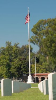 2. Dünya Savaşı Amerikan askeri mezarlığı. Yazın Amerikan gazi mezarlığı. Los Angeles Ulusal Mezarlığı 'nda Anma Günü. A.B.D. Savaşı Ölü Anma Günü 9: 11