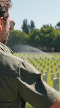 2. Dünya Savaşı Amerikan askeri mezarlığı. Yazın Amerikan gazi mezarlığı. Los Angeles Ulusal Mezarlığı 'nda Anma Günü. A.B.D. Savaşı Ölü Anma Günü 9: 11