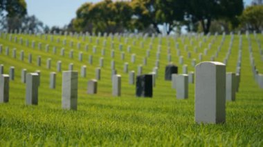 Amerikan askeri mezarlığı iç savaş sırasında kuruldu. Anma Günü 'nde Amerikan gazilerinin mezarları, Ulusal Mezarlık, İkinci Dünya Savaşı için Amerikan askeri mezarlığı. Yazın Amerikan gazi mezarlığı