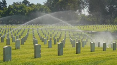 Amerikan askeri mezarlığı iç savaş sırasında kuruldu. Anma Günü 'nde Amerikan gazilerinin mezarları, Ulusal Mezarlık, İkinci Dünya Savaşı için Amerikan askeri mezarlığı. Yazın Amerikan gazi mezarlığı