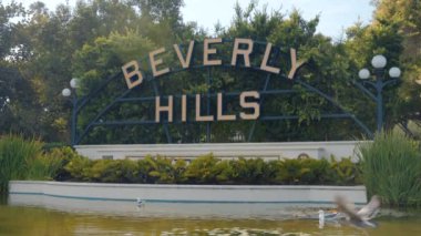 Beverly Hills California 'ya park et. Beverly Hills, 15 Ağustos 2024 'te Rodeo Drive yakınlarındaki Batı Hollywood' da bir parkta. 