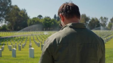 2. Dünya Savaşı Amerikan askeri mezarlığı. Yazın Amerikan gazi mezarlığı. Los Angeles Ulusal Mezarlığı 'nda Anma Günü. A.B.D. Savaşı Ölü Anma Günü 9: 11