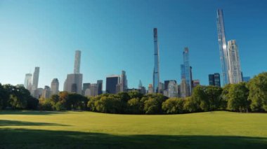 Central Park 'ta sonbahar. ABD, New York Eyaleti, New York Şehri, Manhattan ufuk çizgisi ve Central Park ön planda. Amerika 'nın en ünlü yerleri..