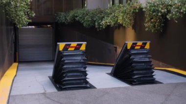 Otomatik kalınlar. Trafiği etkinleştirmek veya engellemek için geri çekilebilir kaldırma yünleri. Geri çekilebilir elektrikli kazan metalik, çarpışan araba. Geri çekilebilir elektrikli Bollard Metalik ve kontrol için hidrolik