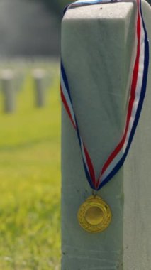 Gazi, ulusal bir mezarlıkta onur madalyası aldı. Dünya Savaşı Amerikan askeri mezarlığı. Yazın Amerikan gazi mezarlığı. Anıt Ulusal Mezarlığı. A.B.D. Savaşı Ölü Anma Günü 9: 11