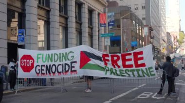 Bir grup Filistinli mülteci, New York 2024 yılının Gazze Şeridi 'nin yıkımına karşı yürüyüş yapıyor. Filistin halkı, New York sokaklarında İsrail 'in Gazze Şeridi' ne düzenlediği saldırıya karşı bir miting düzenledi.