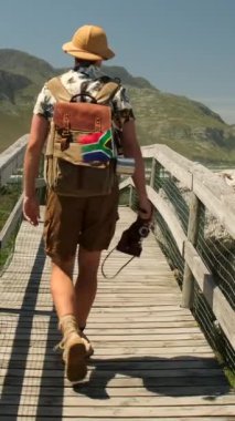Sırt çantalı bir gezgin rıhtımda yürüyor okyanus manzarasının tadını çıkarıyor Güney Afrika Cape Town. Okyanus ve kayalar manzarası. Yalnız gezginler. Seyahat, macera. Özgürlük hissi, yaşam tarzı..