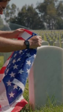 Amerikan bayrağı tutan bir adam. Üzgün dul, yaşlı bir adam mezarlığı ziyaret ediyor. Amerikan bayrağı kaybı ve vatanseverliğiyle sarılı bir tabutun yasını tutan asker. Amerikan bayrağı ve mezar taşlarının önündeki adam.