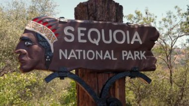 Kaliforniya 'daki Siquoya parkına girişte Hindistan başkanı Ulusal Parklar, ABD Dev sekoya ağaçları, Yerli Kızılderili Apaçi Adam Portresi, Kaliforniya, Sequoia Ulusal Parkı' ndaki dev ağaç kesimi