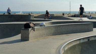 Adamın biri Los Angeles 'taki Roller Coaster Santa Monica plajında kayıyor. Heyecanlı kadınlar parkta paten kayarken el ele tutuşuyorlar. 15 Ağustos 2024 'te, Venedik plajında paten kayarken.
