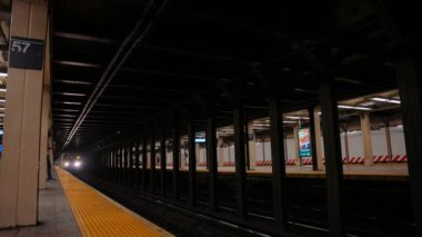 New York metro istasyonunda treni bekleyen bir sürü insan. New York 'ta metro yolculuğu. Manhattan Metro Tabelası. Yükseltilmiş Metro Treni ve New York City Skyline